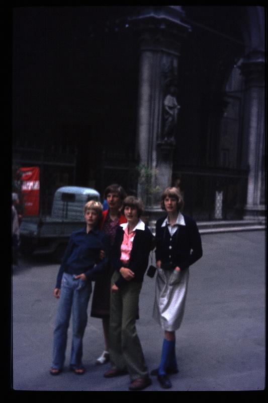 29.Siena jul 1977 Mama,Brigitte,Marion,Peter.JPG